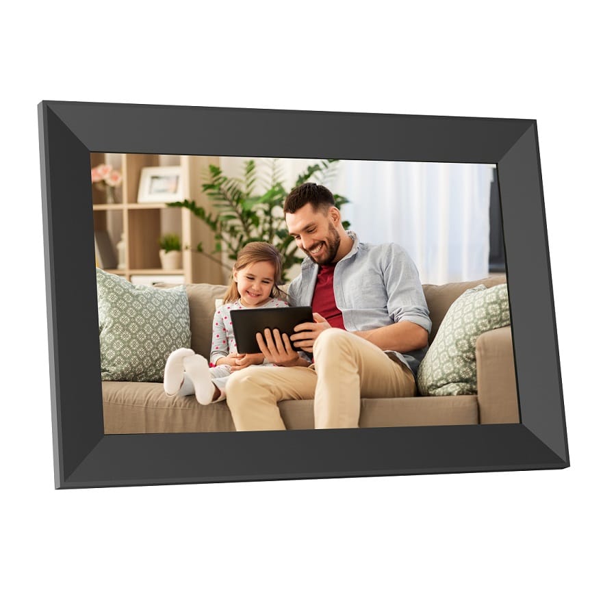 מסגרת תמונה דיגיטלית KODAK CF-102P עם מסך מגע "10 ועיצוב דק המציגה תמונת נוף צבעונית בחדות HD.