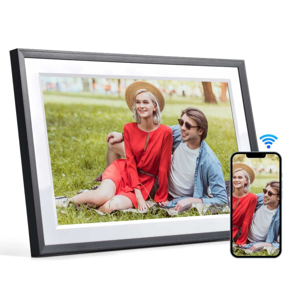 מסגרת תמונה דיגיטלית KODAK RCF-1561P עם מסך מגע "15.6 המציגה תמונות משפחתיות בחדות Full HD ובצבעים חיים.