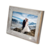 מסגרת תמונה דיגיטלית Kodak RCF-1013W עם מסך מגע "10 ועיצוב מודרני המציגה אלבום משפחתי בחדות HD.