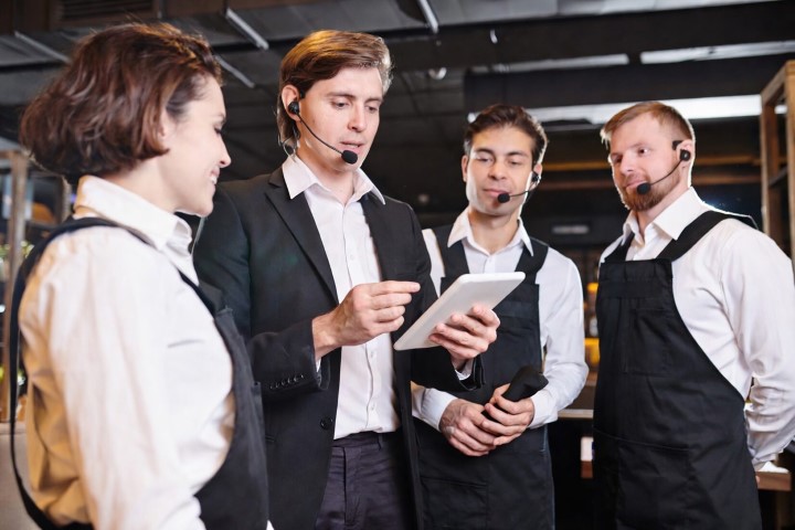 איזה מכשיר קשר הכי מומלץ למארחות ומלצרים במסעדות