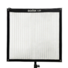 משטח אור גמיש בודד מקצועי דגם Godox FL150S Flexible LED של view center, מציג פאנל תאורה דק מבד, מתקן X-Mount ובקר שליטה דיגיטלי.