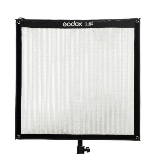 משטח אור גמיש בודד מקצועי דגם Godox FL150S Flexible LED של view center, מציג פאנל תאורה דק מבד, מתקן X-Mount ובקר שליטה דיגיטלי.