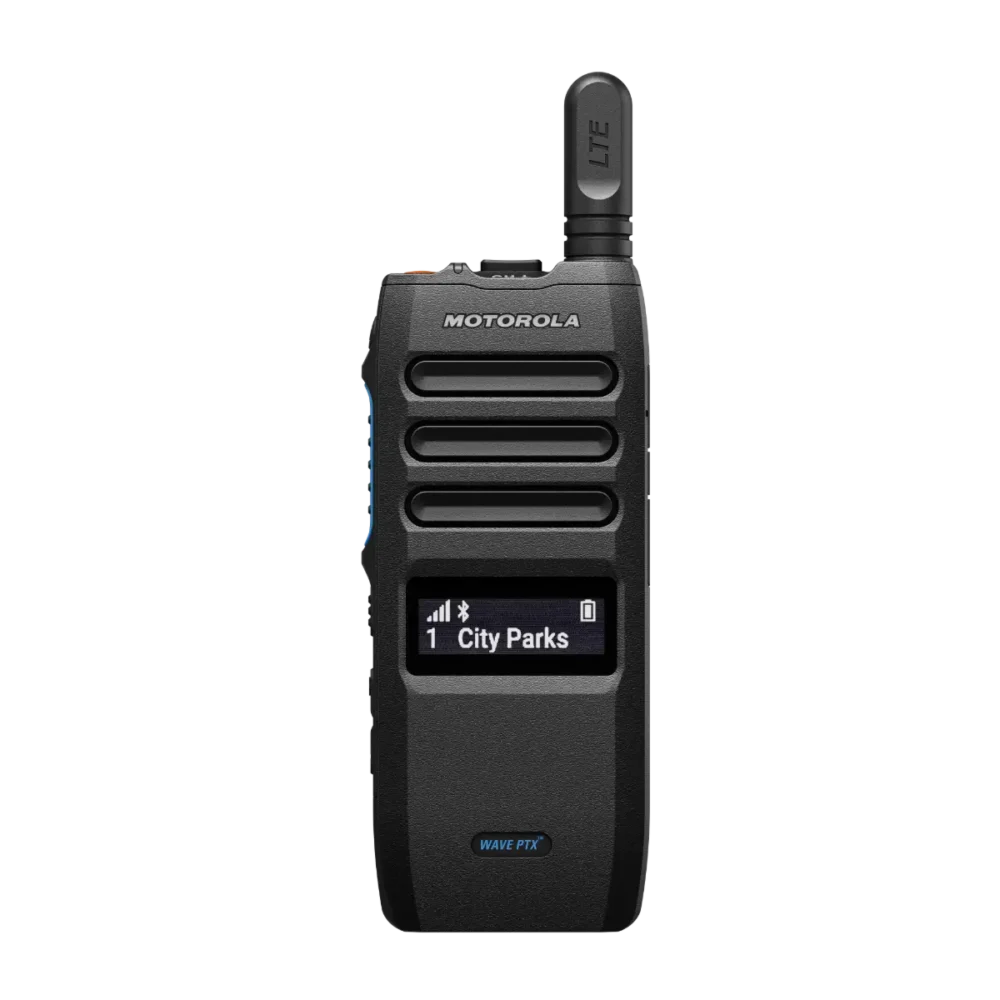מכשיר קשר חכם Motorola TLK 110 WAVE PTX מבית view center, מציג עיצוב מסחרי קשיח ועמיד בצבע שחור מט עם מבנה ארגונומי קומפקטי. המכשיר מציג לחצן דיבור צידי גדול ובולט, תצוגת לד דיגיטלית נסתרת בחלקו הקדמי המציגה את מספר הערוץ, אנטנה עליונה קצרה, ולחצן מצוקה ייעודי בצבע אדום בחלקו העליון, המותאם לשימוש אמין בסביבות עבודה לוגיסטיות, חברות אבטחה וצוותי שטח.